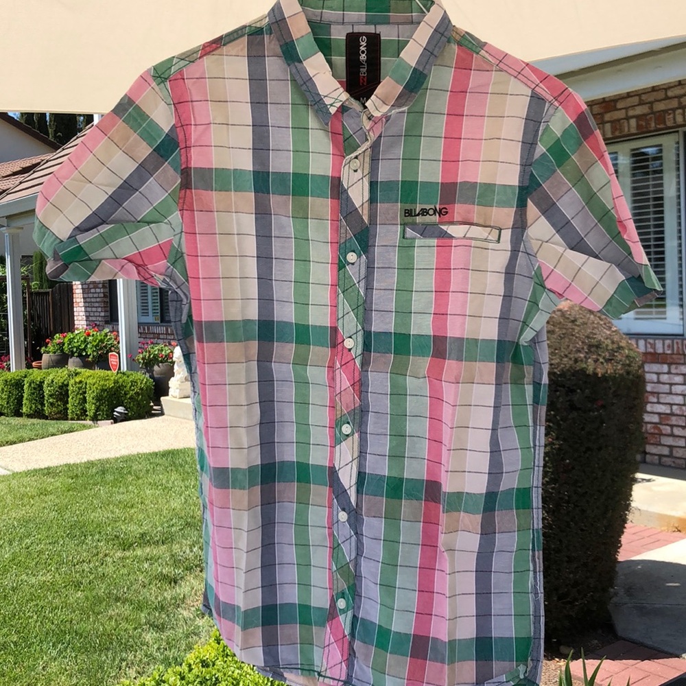 Billabong Shortsleeved Shirt. Medium